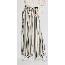 Answear - Spodnie Stripes Vibes. Białe legginsy damskie ANSWEAR, s, bez wzorów, z tkaniny. W wyprzedaży za 39.90 zł.