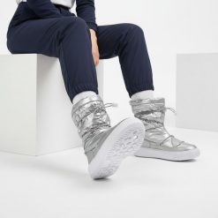 Śniegowce damskie Big Star, z połączenia materiału tekstylnego i syntetycznego z pikowaną metaliczną cholewką regulowanym sznurowaniem, srebrne, KK27. Szare kozaki damskie Big Star, ze skóry ekologicznej, bez obcasa, na platformie. Za 209.00 zł.