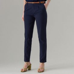Spodnie chinos fit z paskiem - Niebieski. Niebieskie spodnie materiałowe damskie marki Mohito. Za 99.99 zł.