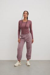 Spodnie typu jogger z HAFTEM w kolorze FOGGY DAY - NEVIS-XL. Fioletowe spodnie materiałowe damskie Marsala, m, bez wzorów, z bawełny. Za 279.90 zł.