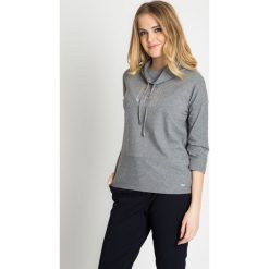 Szara bluza z dżetami z przodu QUIOSQUE. Bluzy damskie marki QUIOSQUE. W wyprzedaży za 49.99 zł.