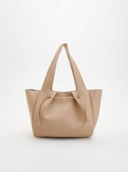 Torebka shopper z troczkami - beżowy. Brązowe torebki shopper damskie Reserved, bez wzorów, ze skóry, bez dodatków. W wyprzedaży za 59.99 zł.