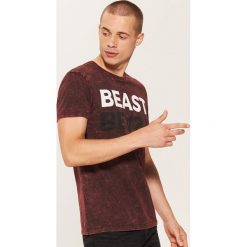 T-shirt z napisem - Czerwony. T-shirty damskie marki House. Za 25.99 zł.