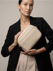 Torebka typu camera bag w monogram - beżowy. Brązowe torebki do ręki damskie Sinsay, bez wzorów, bez dodatków. Za 49.99 zł.