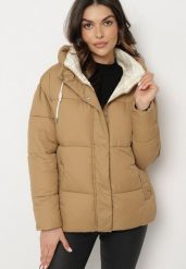Jasnobeżowa Pikowana Kurtka o Pudełkowym Kroju z Kapturem i Kieszeniami Alissan. Brązowe kurtki damskie Born2be, na zimę, l, bez wzorów, z jeansu, z kapturem. Za 109.99 zł.