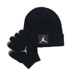 Zestaw czapka zimowa rękawiczki Air Jordan Metal Jumpman Patch Set 9A0604-K5X. Czarne rękawiczki dziecięce Jordan, bez wzorów. Za 170.20 zł.