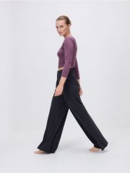 Spodnie wide leg z modalem - granatowy. Niebieskie spodnie materiałowe damskie Reserved, l, bez wzorów, z tkaniny. Za 139.99 zł.