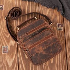 Saszetka męska na ramię skórzana vintage do pracy praktyczna brązowa Paolo Peruzzi T-128-HBR. Brązowe saszetki męskie z materiału, biznesowe, małe. Za 229.99 zł.