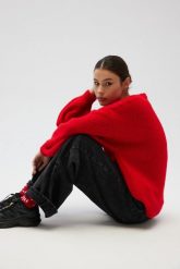 Sweter oversize z bufiastymi rękawami w kolorze INTENSE RED - RIVERO. Czerwone swetry damskie Marsala, na lato, bez wzorów, z poliamidu, bez kołnierzyka, bez ramiączek, bez kaptura. Za 349.90 zł.