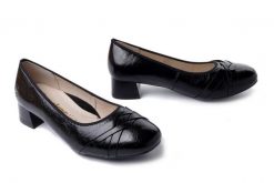 RIEKER 45068-00 black, czółenka damskie. Czarne czółenka damskie Rieker, bez wzorów, ze skóry, bez obcasa, na obcasie, bez zapięcia. Za 379.90 zł.