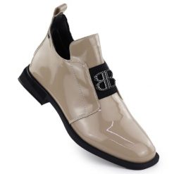 Skórzane botki damskie lakierowane z ozdobą beżowe Filippo DBT4763. Brązowe botki damskie Filippo, z lakierowanej skóry, eleganckie, bez obcasa, bez zapięcia. Za 259.99 zł.