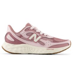 Buty damskie New Balance Fresh Foam Arishi v4 WARIS7AU – różowe. Czerwone obuwie sportowe damskie New Balance, bez wzorów, z materiału, do biegania. Za 429.99 zł.