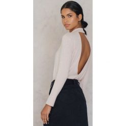 NA-KD Sweter z odkrytymi plecami - Pink. Różowe swetry damskie marki NA-KD, bez wzorów, z elastanu, bez kołnierzyka, bez ramiączek. W wyprzedaży za 48.58 zł.