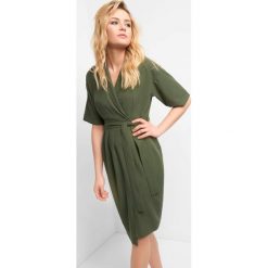 Kopertowa sukienka z wiązaniem. Sukienki damskie marki Orsay. Za 139.99 zł.