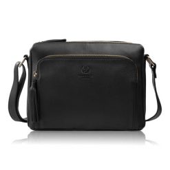 Torebka damska na ramię skórzana czarna klasyczna miejska pojemna ze złotymi okuciami Paolo Peruzzi AY-22-BLZ. Czarne torby na ramię damskie bez wzorów, z materiału, biznesowe, bez dodatków. Za 249.00 zł.