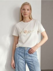 Bawełniana koszulka z napisem i aplikacją 3D - kremowy. Białe t-shirty damskie Sinsay, l, z aplikacjami, z bawełny, bez kołnierzyka. Za 25.99 zł.