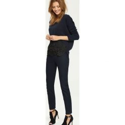 SWETER DŁUGI RĘKAW DAMSKI LUŹNY. Swetry damskie marki TOP SECRET. W wyprzedaży za 59.99 zł.