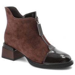 Botki damskie D&A o eleganckim fasonie z ozdobnym zamkiem lakierowanymi detalami i stabilnym obcasem brązowe, CR62-3198 Chocolate. Brązowe kozaki damskie S.BARSKI, bez obcasa, na obcasie. Za 459.00 zł.