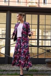 Spódnica w kwiaty granatowa. Spódnice damskie MOODO, l, bez wzorów, z wiskozy. Za 109.99 zł.