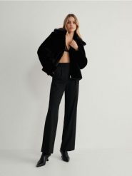 Kurtka ze sztucznego futerka - czarny. Czarne kurtki damskie Reserved, l, bez wzorów, z futra, bez kaptura. W wyprzedaży za 59.99 zł.