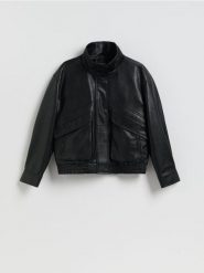 Kurtka z imitacji skóry - czarny. Czarne kurtki damskie Reserved, l, bez wzorów, ze skóry, bez kaptura. Za 279.99 zł.