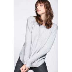 Jasnoszary Sweter Corresponding. Szare swetry damskie Born2be, z dzianiny, z okrągłym kołnierzem. Za 79.99 zł.