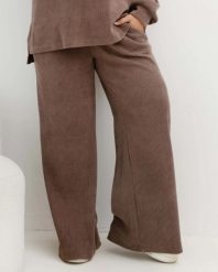 Oversizowe prążkowane spodnie Good Day Ahead na gumce z kieszeniami w kolorze taupe/chłodna mokka Plus Size Oversize. Białe spodnie dresowe damskie Moda Size Plus Iwanek, l, bez wzorów, z dresówki. Za 199.90 zł.