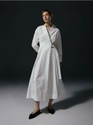 Koszulowa sukienka z paskiem - biały. Białe sukienki damskie Reserved, l, bez wzorów, z bawełny, bez kołnierzyka, bez ramiączek, koszulowe. W wyprzedaży za 99.99 zł.