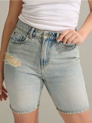 Jeansowe bermudy z przetarciami - turkusowy. Niebieskie szorty damskie Sinsay, l, bez wzorów, z jeansu, boho. W wyprzedaży za 29.99 zł.