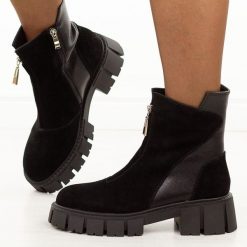 Czarne skórzane botki damskie DiA 52-874. Czarne botki damskie DiA, na jesień, z jeansu, klasyczne, z okrągłym noskiem, bez obcasa, bez zapięcia. Za 359.00 zł.