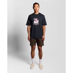 Koszulka graficzna Lyle & Scott Rubber Duck. Niebieskie koszulki sportowe męskie LYLE AND SCOTT, l, bez wzorów, bez kołnierzyka, bez ramiączek, na fitness i siłownię. Za 200.00 zł.