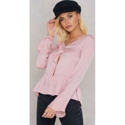 Andrea Hedenstedt x NA-KD Bluzka z falbanką i dekoltem V - Pink. Bluzki damskie marki Andrea Hedenstedt x NA-KD. Za 161.95 zł.