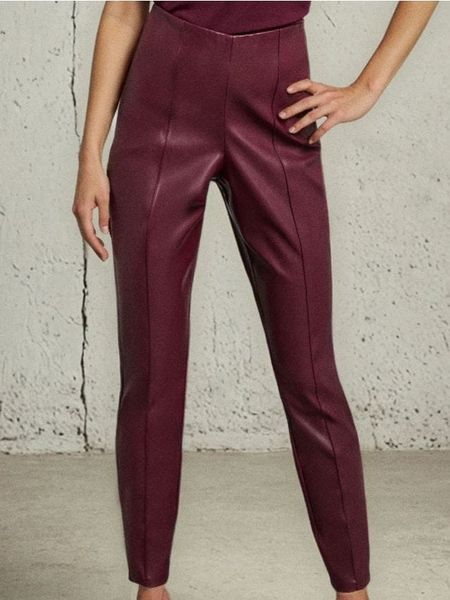 Spodnie z imitacji skóry - bordowy. Czerwone spodnie materiałowe damskie Sinsay, l, bez wzorów, ze skóry. Za 39.99 zł.
