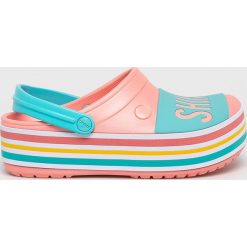Crocs - Klapki. Czarne klapki damskie Crocs, bez wzorów, z materiału, bez obcasa, na obcasie. W wyprzedaży za 199.90 zł.
