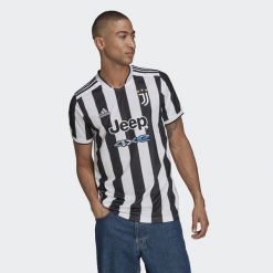 Koszulka domowa Juventus 2021/22. Białe koszulki sportowe męskie Adidas, s, bez wzorów, bez kołnierzyka, bez ramiączek, na fitness i siłownię. W wyprzedaży za 283.50 zł.