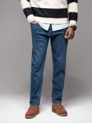 Męskie jeansowe spodnie CARROT FIT z ozdobnymi zaszewkami – ciemnoniebieskie V2 OM-PADP-0227 - XXL. Niebieskie spodnie materiałowe męskie Ombre Clothing, l, bez wzorów, z bawełny, klasyczne. Za 161.99 zł.