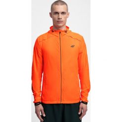 Kurtka do biegania męska KUMTR202 - pomarańcz neon. Kurtki sportowe męskie marki 4f. W wyprzedaży za 99.99 zł.