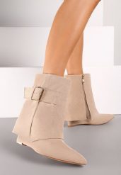 Ciemnobeżowe Botki z Imitacji Zamszu na Koturnie z Wywiniętą Cholewką z Rozcięciem i Klamerką Tirida. Brązowe botki damskie Born2be, z jeansu, eleganckie, bez obcasa, na koturnie, bez zapięcia. Za 49.99 zł.