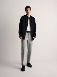 Koszula regular fit ze stójką - czarny. Czarne koszule męskie Reserved, l, bez wzorów, z bawełny, bez kołnierzyka, bez ramiączek. W wyprzedaży za 39.99 zł.