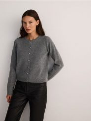 Kardigan z ozdobnymi guzikami - szary. Szare kardigany damskie Reserved, l, bez wzorów, z dzianiny. W wyprzedaży za 89.99 zł.