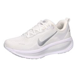 Buty biegowe Nike Vomero 18 Białe/Metaliczny Srebrny. Białe obuwie sportowe damskie Nike, bez wzorów, z materiału, do biegania. Za 794.65 zł.