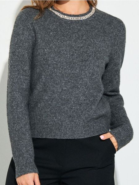 Sweter z ozdobnymi cyrkoniami z domieszką wełny - szary. Szare swetry damskie Sinsay, l, bez wzorów, z wełny, bez kołnierzyka, bez ramiączek, bez kaptura. Za 69.99 zł.