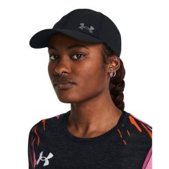 Damska czapka z daszkiem Under Armour Launch Adjustable. Czarne czapki i kapelusze damskie Under Armour, bez wzorów, z materiału. Za 153.70 zł.