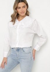 Biała Bawełniana Koszula Retro z Ozdobnym Kołnierzykiem i Wiązaniem Ravselina. Białe bluzki damskie Born2be, uniwersalny, bez wzorów, z bawełny, eleganckie, bez kołnierzyka, bez ramiączek. Za 99.99 zł.