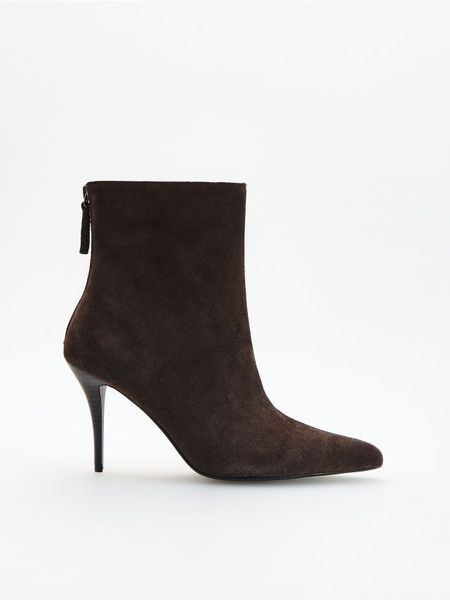 Zamszowe botki - ciemnobrązowy. Brązowe botki damskie Reserved, ze skóry, bez obcasa, na obcasie, bez zapięcia. Za 259.99 zł.