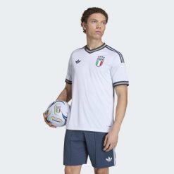 Koszulka wyjazdowa Włochy 26 Authentic. Niebieskie koszulki sportowe męskie Adidas, bez wzorów, bez kołnierzyka, bez ramiączek, do piłki nożnej. Za 649.00 zł.