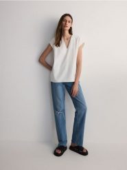 Bawełniany t-shirt - biały. Białe t-shirty damskie Reserved, l, bez wzorów, z bawełny, bez kołnierzyka. W wyprzedaży za 29.99 zł.