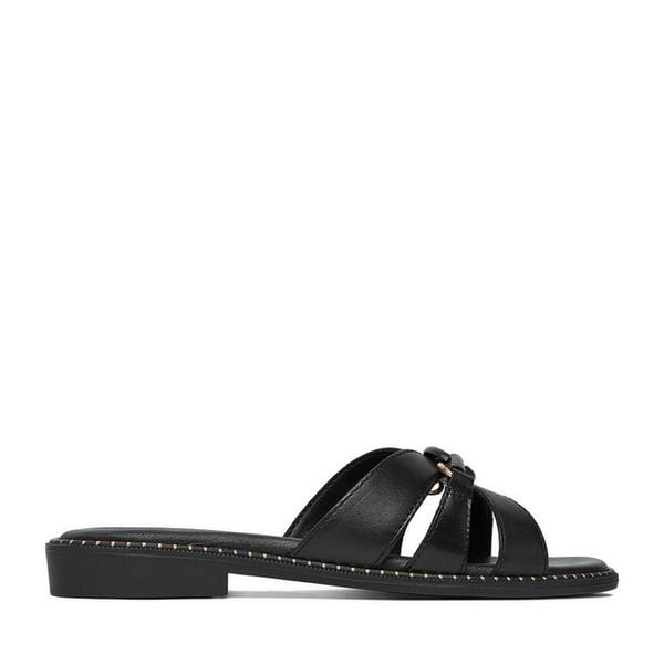 Klapki Lasocki. Czarne klapki damskie Lasocki, bez wzorów, bez obcasa. Za 149.99 zł.