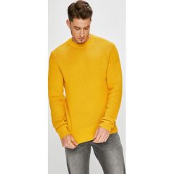Calvin Klein - Sweter. Pomarańczowe swetry przez głowę męskie Calvin Klein, z bawełny, z okrągłym kołnierzem. W wyprzedaży za 429.90 zł.