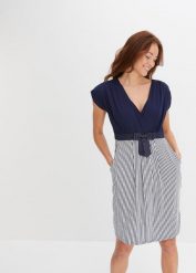 Sukienka z dżerseju. Niebieskie sukienki damskie bonprix, bez wzorów, z dżerseju, bez kołnierzyka, bez ramiączek, kopertowe. Za 69.99 zł.